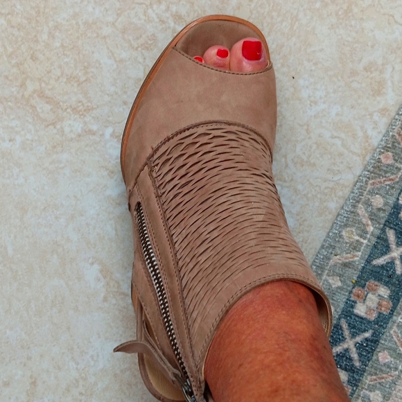 Paul Greene Women's Beige Peep-Toe Heels.5.5M - Picture 2 of 9